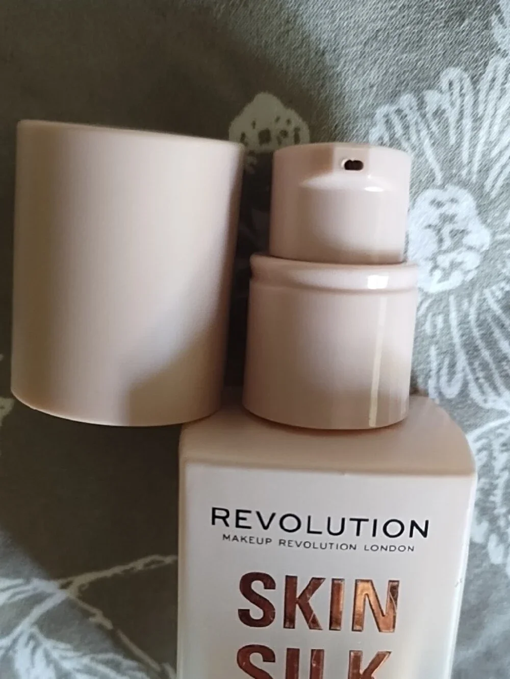 Revolution Skin Silk Luminous Serum Foundation F2 - Beige